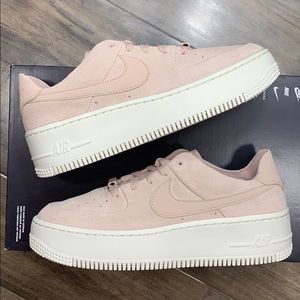 nike sage low beige